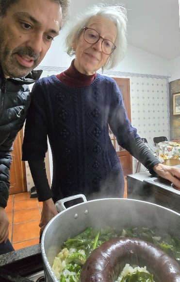 José Ramos e uma senhora a olhar para o tacho do arroz com couve e moira