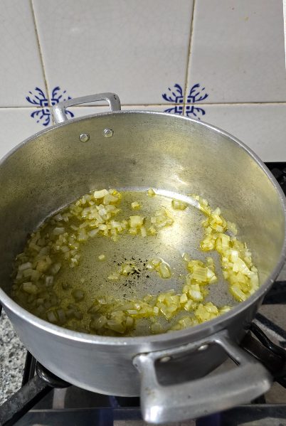 Tacho com azeite e cebola picada a estrugir
