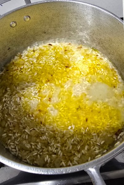 Arroz com água quente a ferver