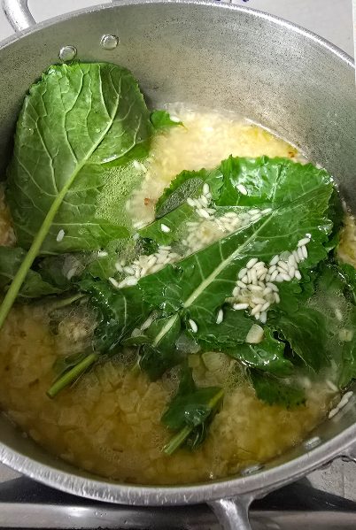 Folhas de couve nabiça por cima do arroz