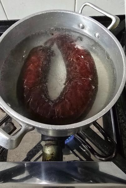 Moira a aquecer num tacho com água