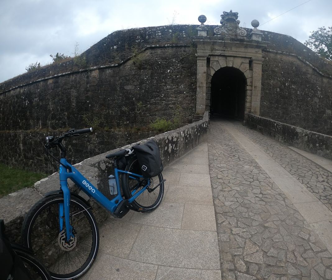 Bicicleta azul junto à porta de uma fortaleza