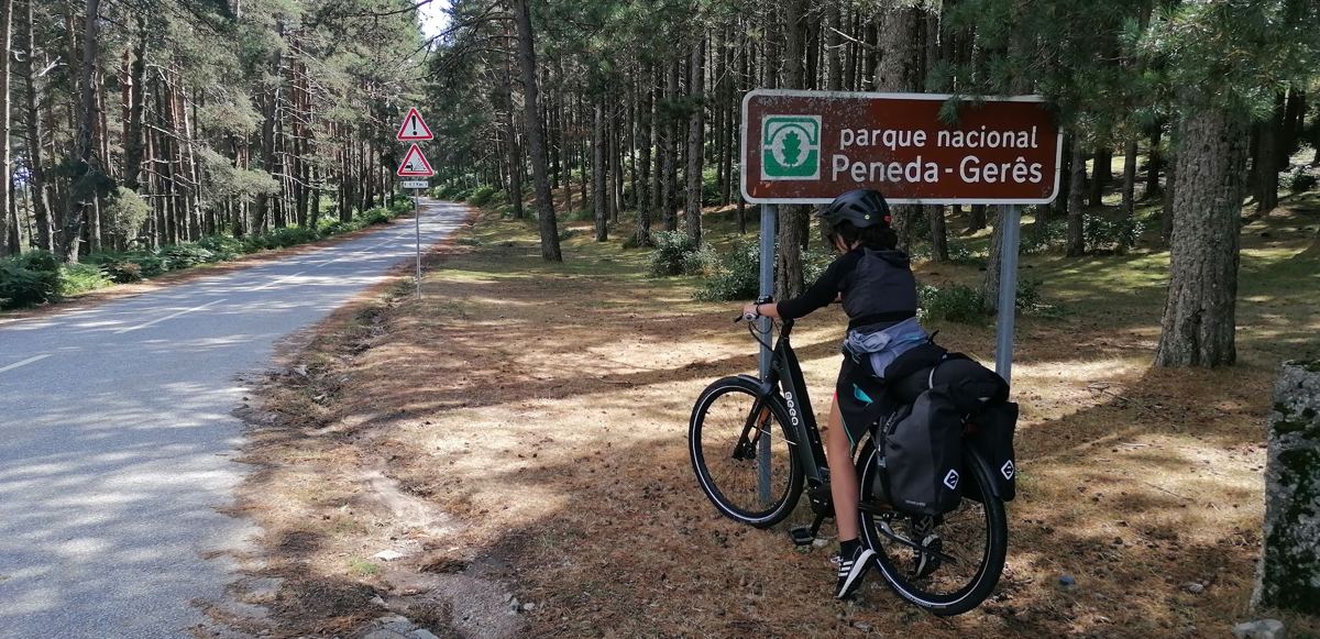 Ciclista junto à placa do Parque Nacional da Peneda-Gerês