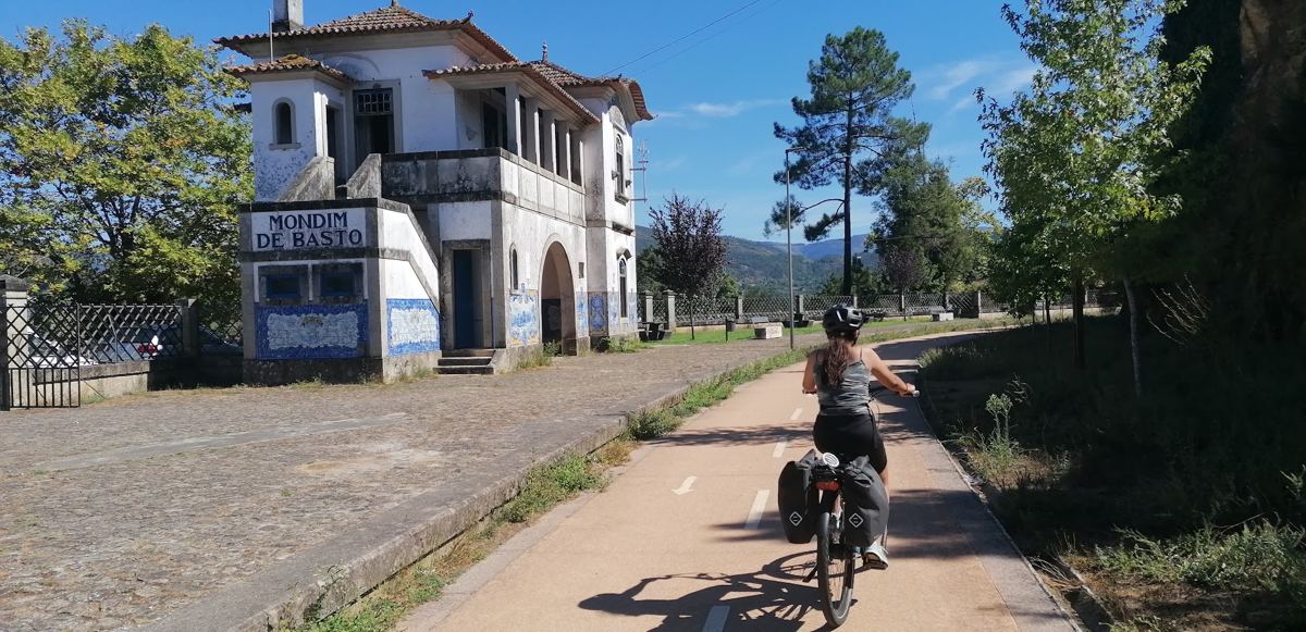 Ciclista a passar pela antiga estação de Mondim de Basto