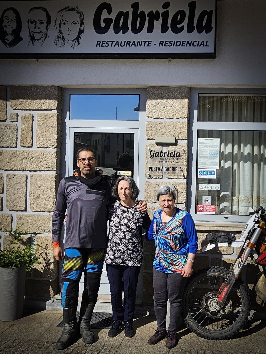 José Ramos com as proprietárias à porta do restaurante A Gabriela