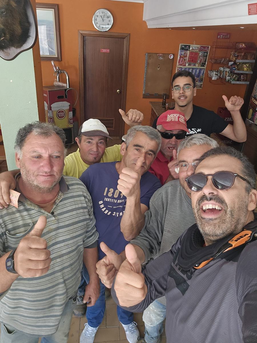 Grupo de pessoas numa selfie com José Ramos
