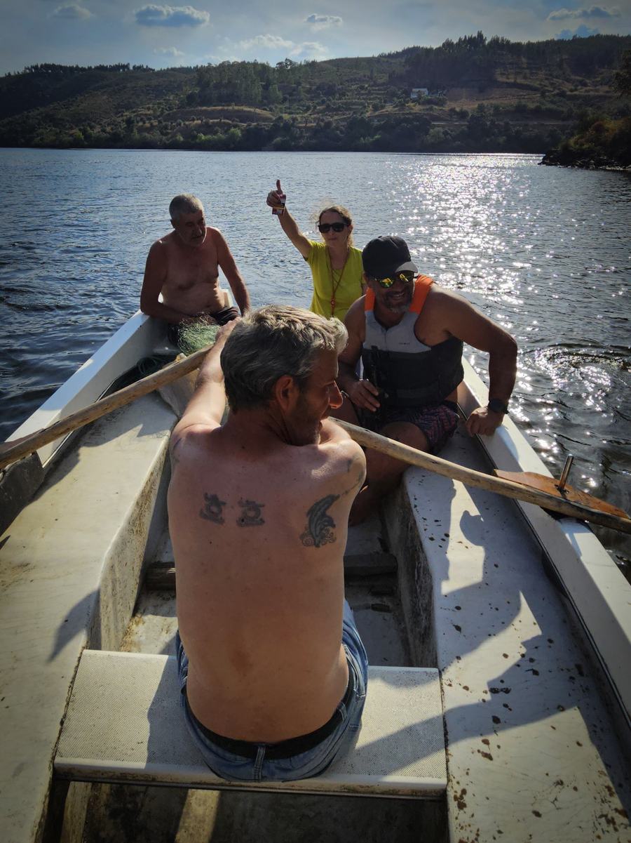 Pescadores num barco no rio Tejo
