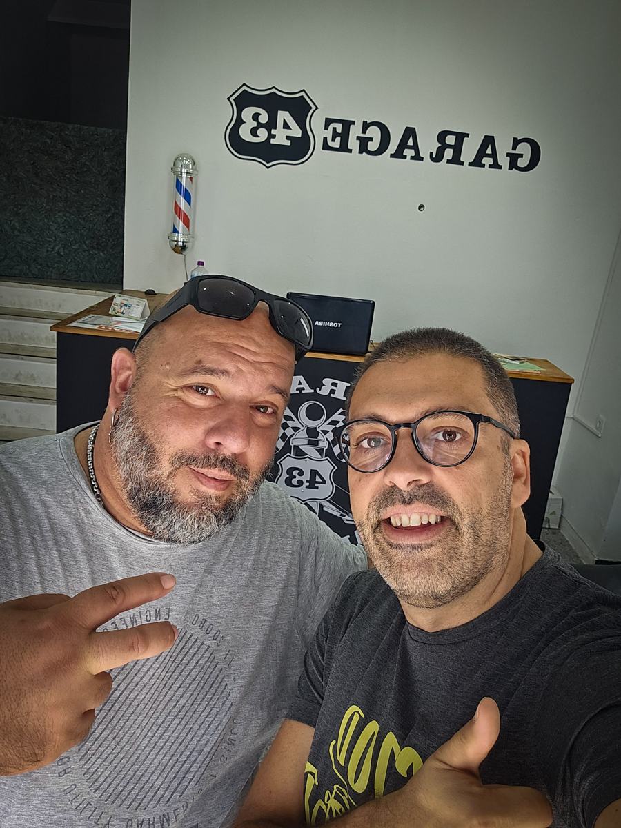 José Ramos e o barbeiro Pedro na Garage 43