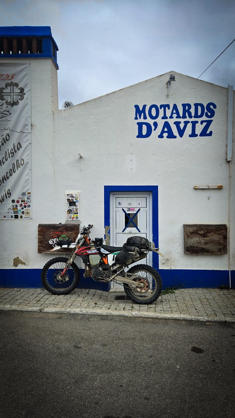 Moto estacionada à porta da sede dos Motards d'Aviz