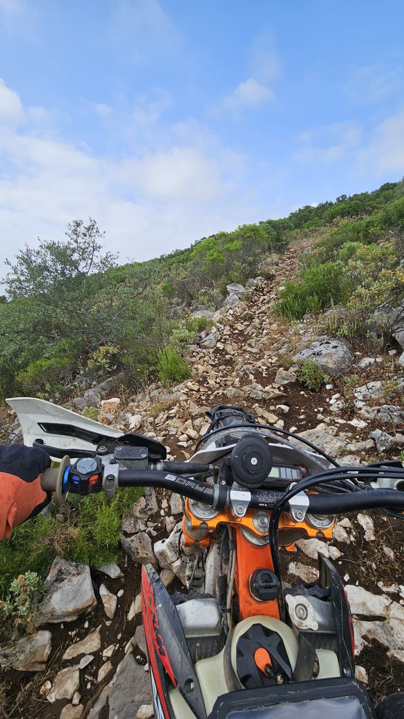 Single track de pedra calcária na serra