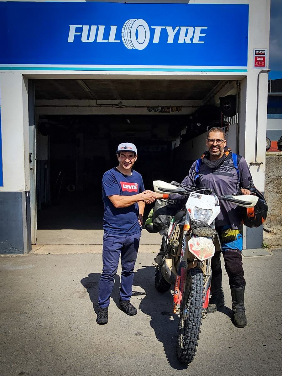 José Ramos e Paulo à frente da Full Tyre com a moto