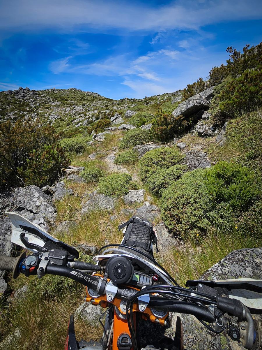 Trilho de pedra numa serra